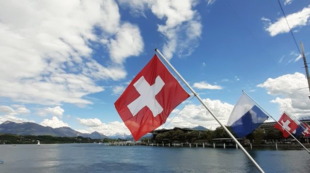 Die Flagge der Schweiz, Luzern am Vierwaldstättersee