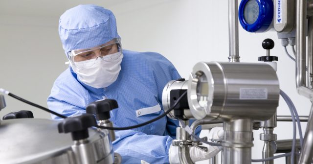 Dermapharmmitarbeiter setzt sterile Produkte an
