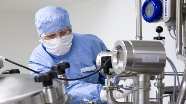 Dermapharmmitarbeiter setzt sterile Produkte an