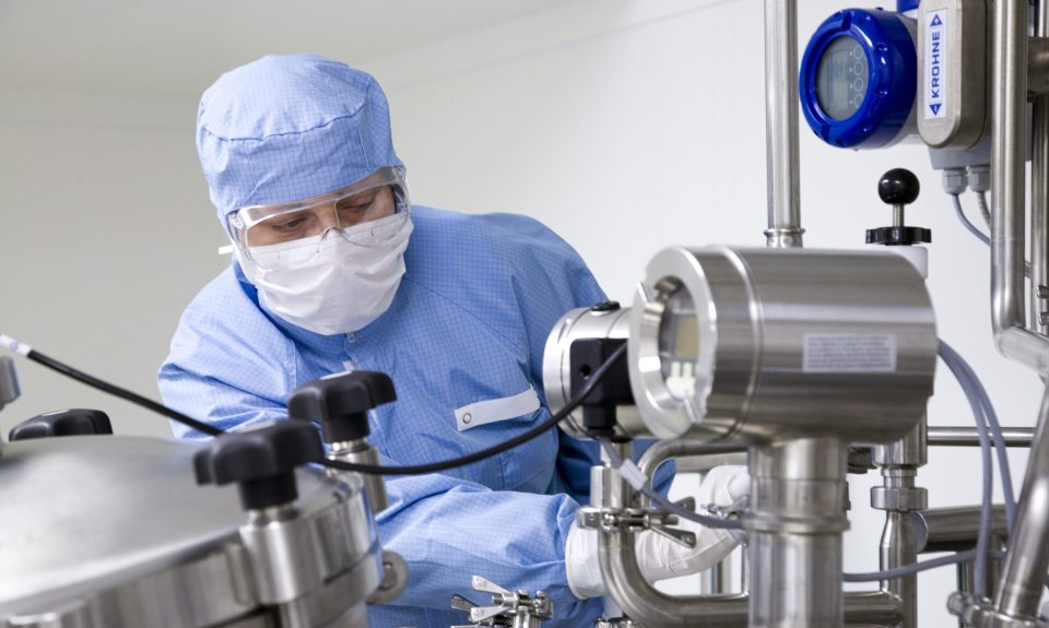 Dermapharmmitarbeiter setzt sterile Produkte an