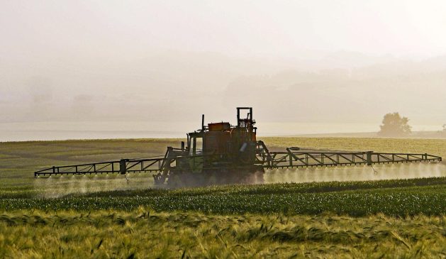 Pflanzenschutzeinsatz auf dem Feld Pflanzenschutzeinsatz auf dem Feld