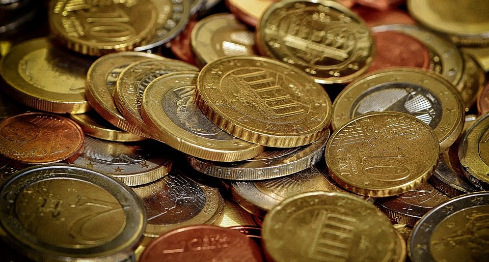 Laut einer Bundesbank-Studie zahlen immer weniger Menschen mit Bargeld