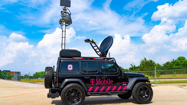 T-Mobile Mobiler Sendemast auf einem Jeep angebracht