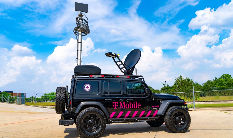T-Mobile Mobiler Sendemast auf einem Jeep angebracht