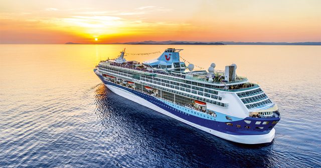 Ein Kreuzfahrtschiff von TUI vor fährt in den Sonnenuntergang