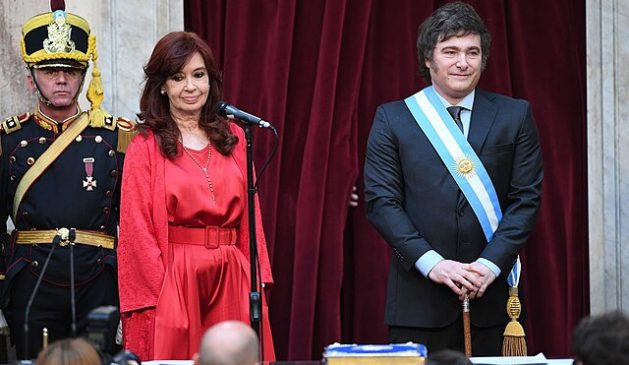Javier Milei (rechts) mit der ehemaligen argentinischen Präsidentin Cristina Fernández de Kirchner
