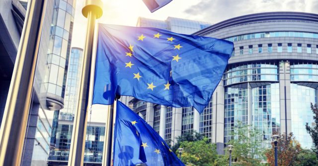 Europäische Flagge vor dem EU Parlament in Brüssel