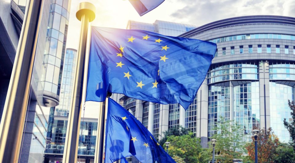 Europäische Flagge vor dem EU Parlament in Brüssel