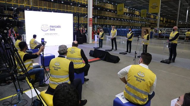 Eine MercadoLibre Pressekonferenz in einem Lager