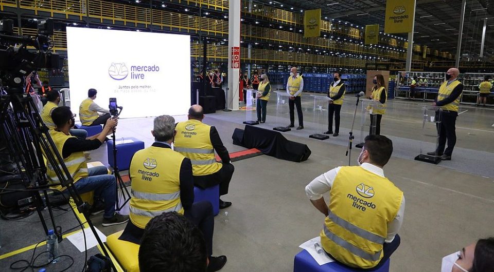 Eine MercadoLibre Pressekonferenz in einem Lager