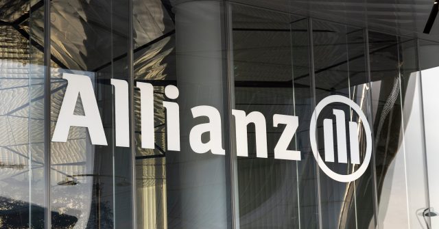 Das Logo-Schild der Allianz Versicherung am Eingang des Hauptgebäudes in Mailand, Italien