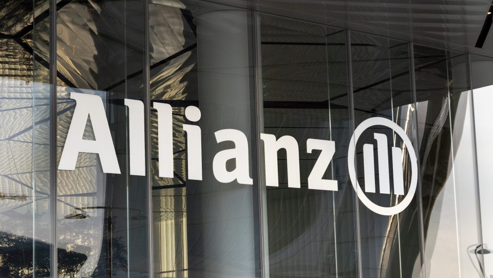 Das Logo-Schild der Allianz Versicherung am Eingang des Hauptgebäudes in Mailand, Italien