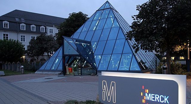 Die Pyramide, ein Wahrzeichen des Stammsitzes von Merck in Darmstadt, Deutschland