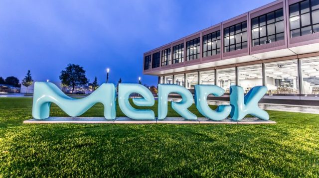 Merck Logo auf einer Wiese vor einem Gebäude