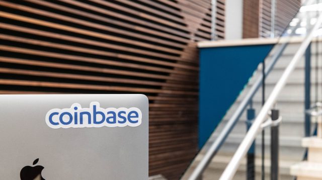 Das Coinbase Logo auf einem Laptop