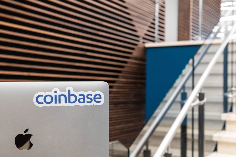 Das Coinbase Logo auf einem Laptop