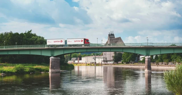 Ein LKW mit Symrise Firmenlogo