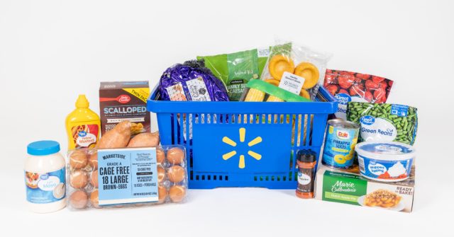 Ein Walmart Einkaufskorb, der mit Waren gefüllt ist