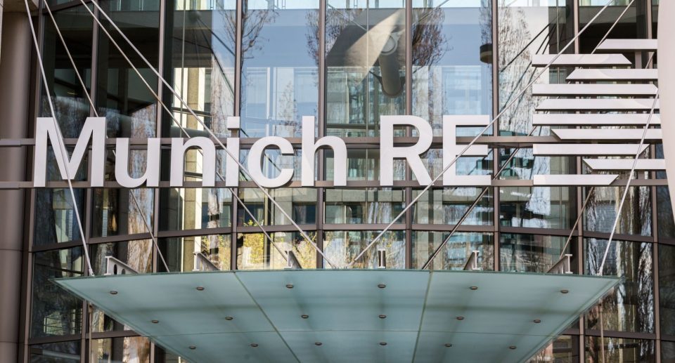 Nahansicht des Munich RE Logos in München, Deutschland
