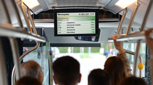 Multimedia Display für Busse und Bahnen mit Software von Init
