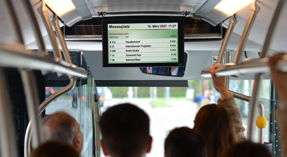 Multimedia Display für Busse und Bahnen mit Software von Init