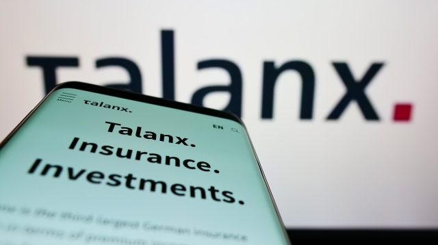 Talanx Logo auf Bildschirmen