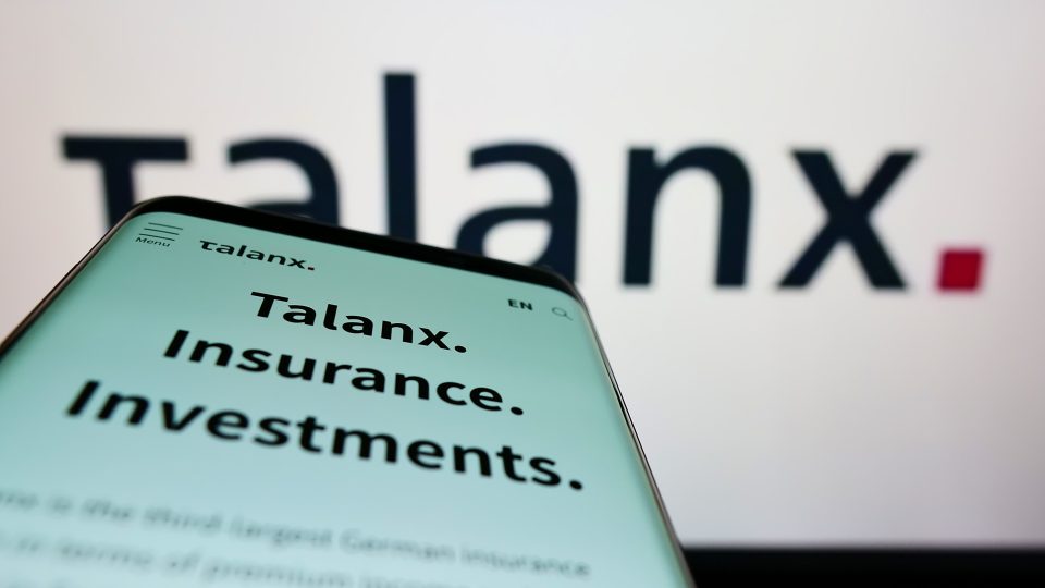 Talanx Logo auf Bildschirmen