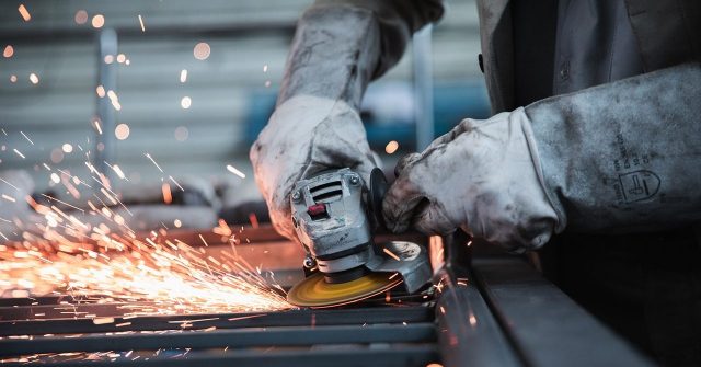 Industriearbeiter bearbeitet Metall