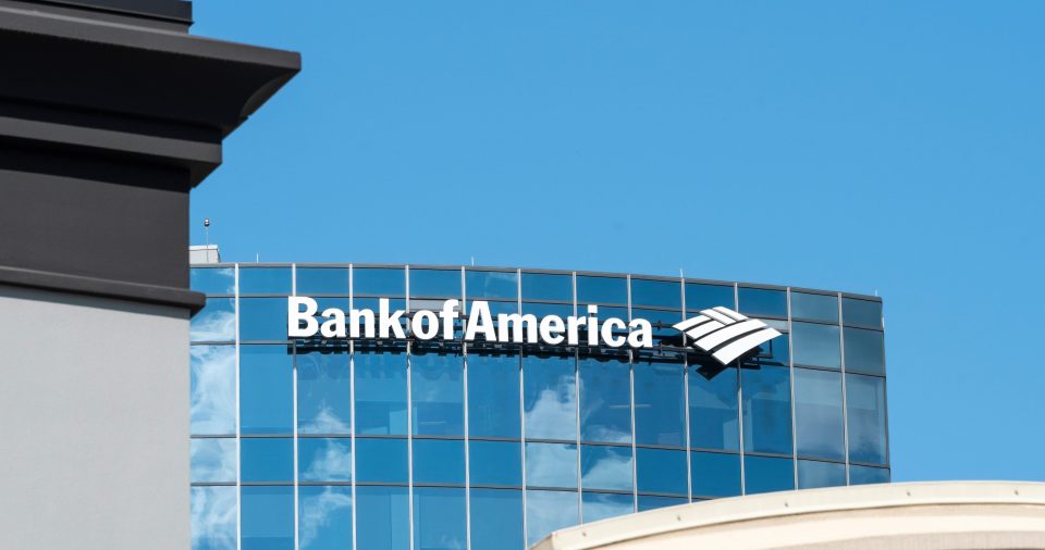 Bank of America Zeichen auf einem Glasgebäude