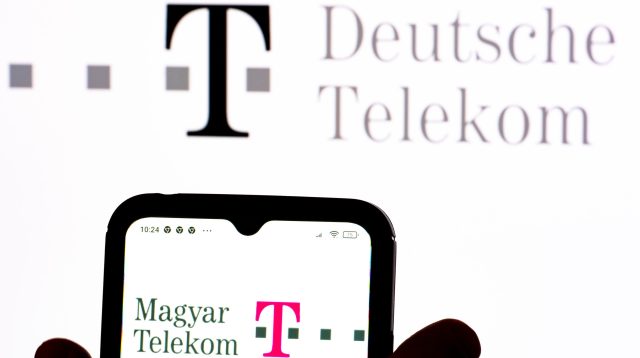 Handy zeigt das Logo von Magyar Telekom, einer Tochter der Deutschen Telekom AG