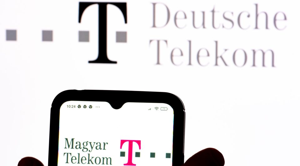 Handy zeigt das Logo von Magyar Telekom, einer Tochter der Deutschen Telekom AG
