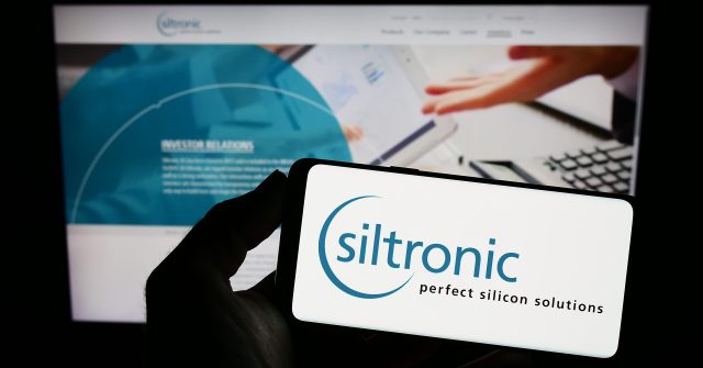 Smartphone mit Logo Siltronic vor Website