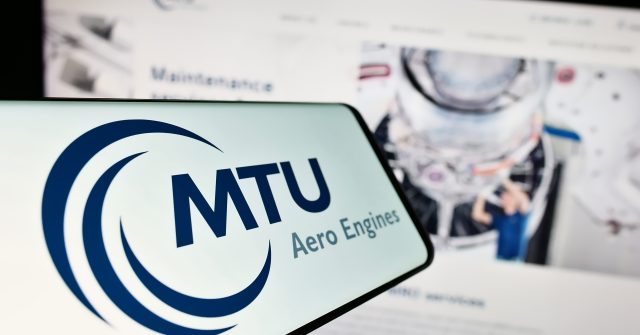Mobiltelefon mit Logo von MTU Aero Engines vor Unternehmenswebsite