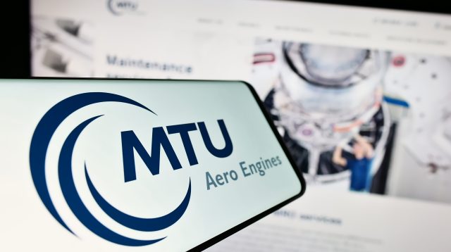Mobiltelefon mit Logo von MTU Aero Engines vor Unternehmenswebsite