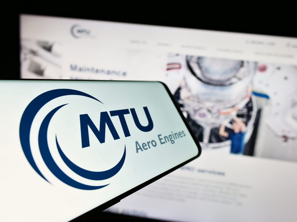 Mobiltelefon mit Logo von MTU Aero Engines vor Unternehmenswebsite