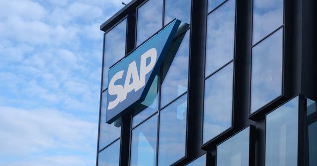 Das Logo der SAP SE an einem Gebäude