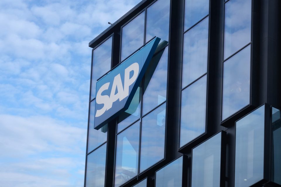 Das Logo der SAP SE an einem Gebäude