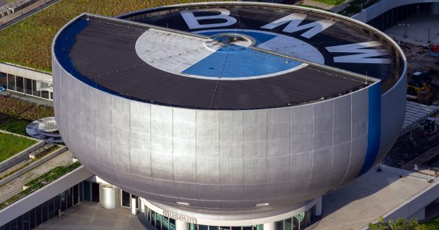 Das BMW Museum ist ein Automobilmuseum der BMW Geschichte in der Nähe des Olympiaparks in München, Deutschland