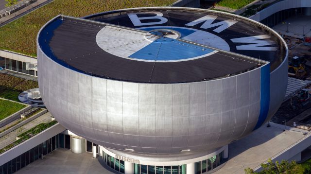Das BMW Museum ist ein Automobilmuseum der BMW Geschichte in der Nähe des Olympiaparks in München, Deutschland