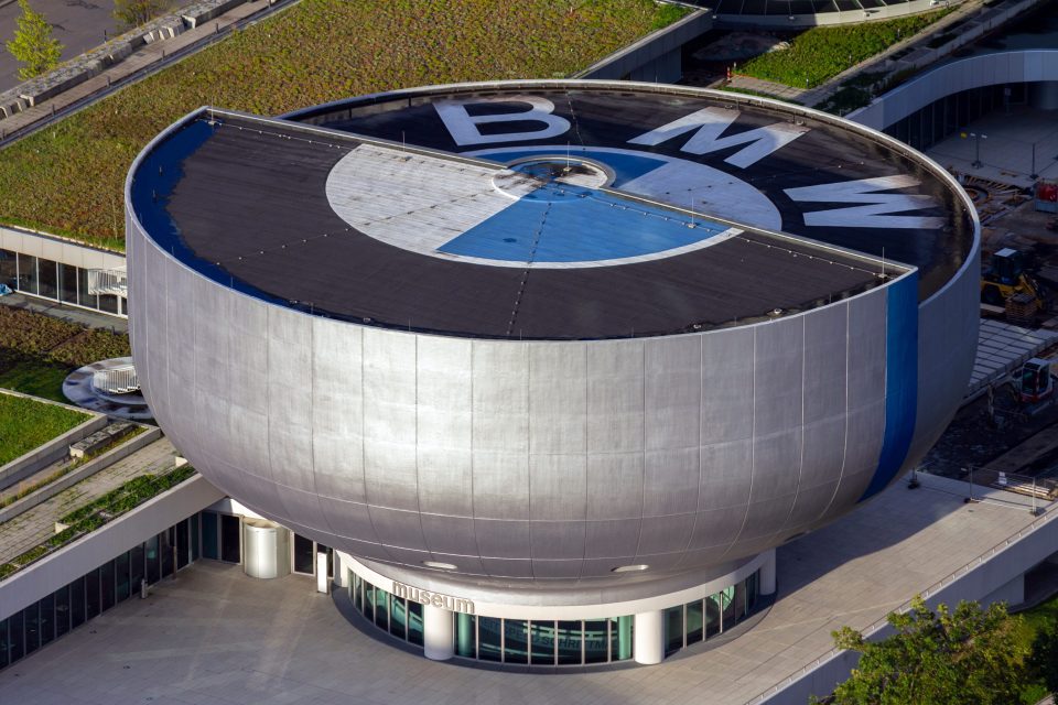 Das BMW Museum ist ein Automobilmuseum der BMW Geschichte in der Nähe des Olympiaparks in München, Deutschland