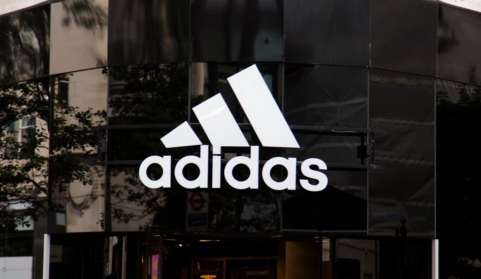 Die Schaufensterfront eines Adidas-Geschäfts in London