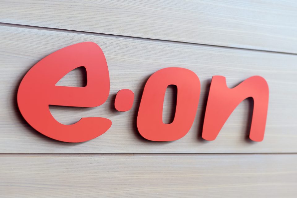 Das E.ON Logo auf Holz