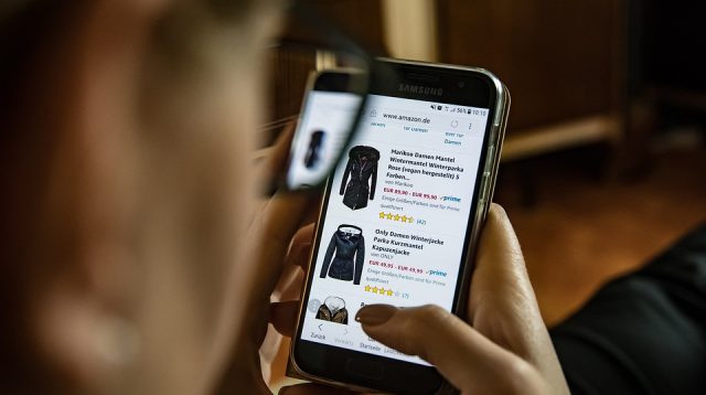 Eine Person shoppt online nach Klamotten