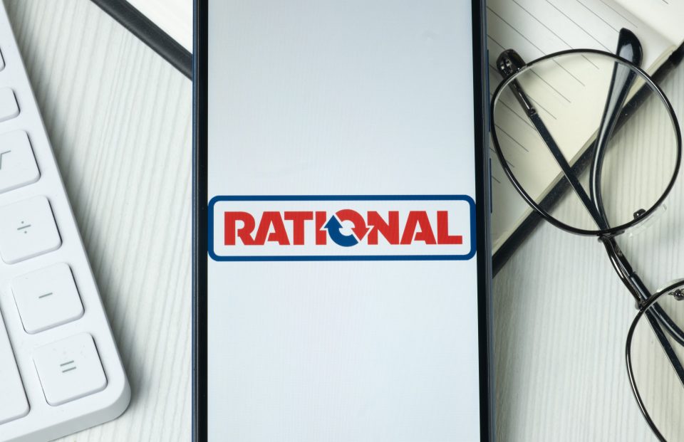 Das Rational AG Logo auf einem Telefondisplay