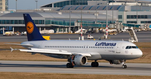 Der Airbus A320 der Deutschen Lufthansa landet auf dem PRG Flughafen in Prag, Tschechien