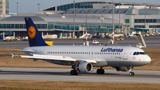 Der Airbus A320 der Deutschen Lufthansa landet auf dem PRG Flughafen in Prag, Tschechien