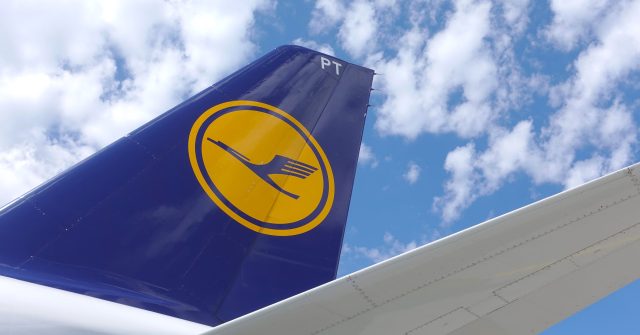 Nahaufnahme der Heckflosse eines Lufthansa-Pendlerflugzeugs mit dem Lufthansa-Logo.