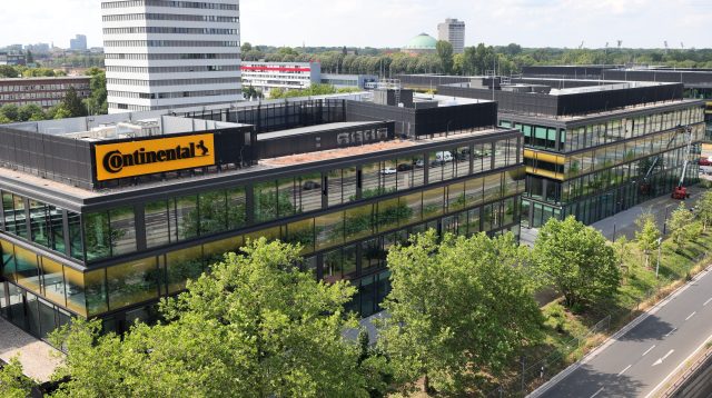 Drohnenaufnahmen der Continental Unternehmenszentrale am Pferdeturm in Hannover, Deutschland