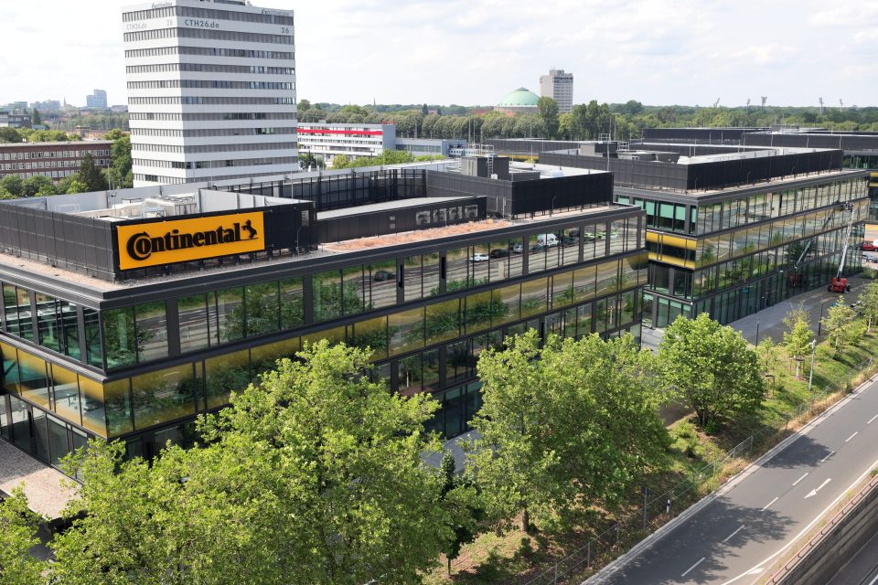 Drohnenaufnahmen der Continental Unternehmenszentrale am Pferdeturm in Hannover, Deutschland
