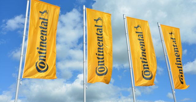Fahnen mit dem Logo der Continental AG in Hannover, Deutschland